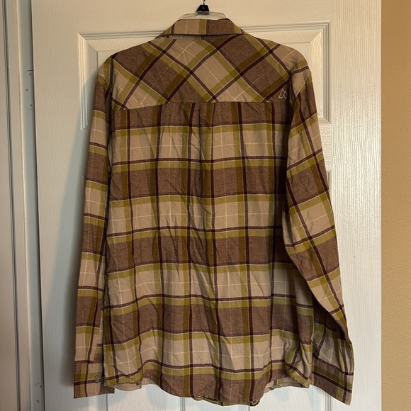 Alpine Design NWT men’s tan plaid long sleeve button down flannel shirt - Picture 6 of 9